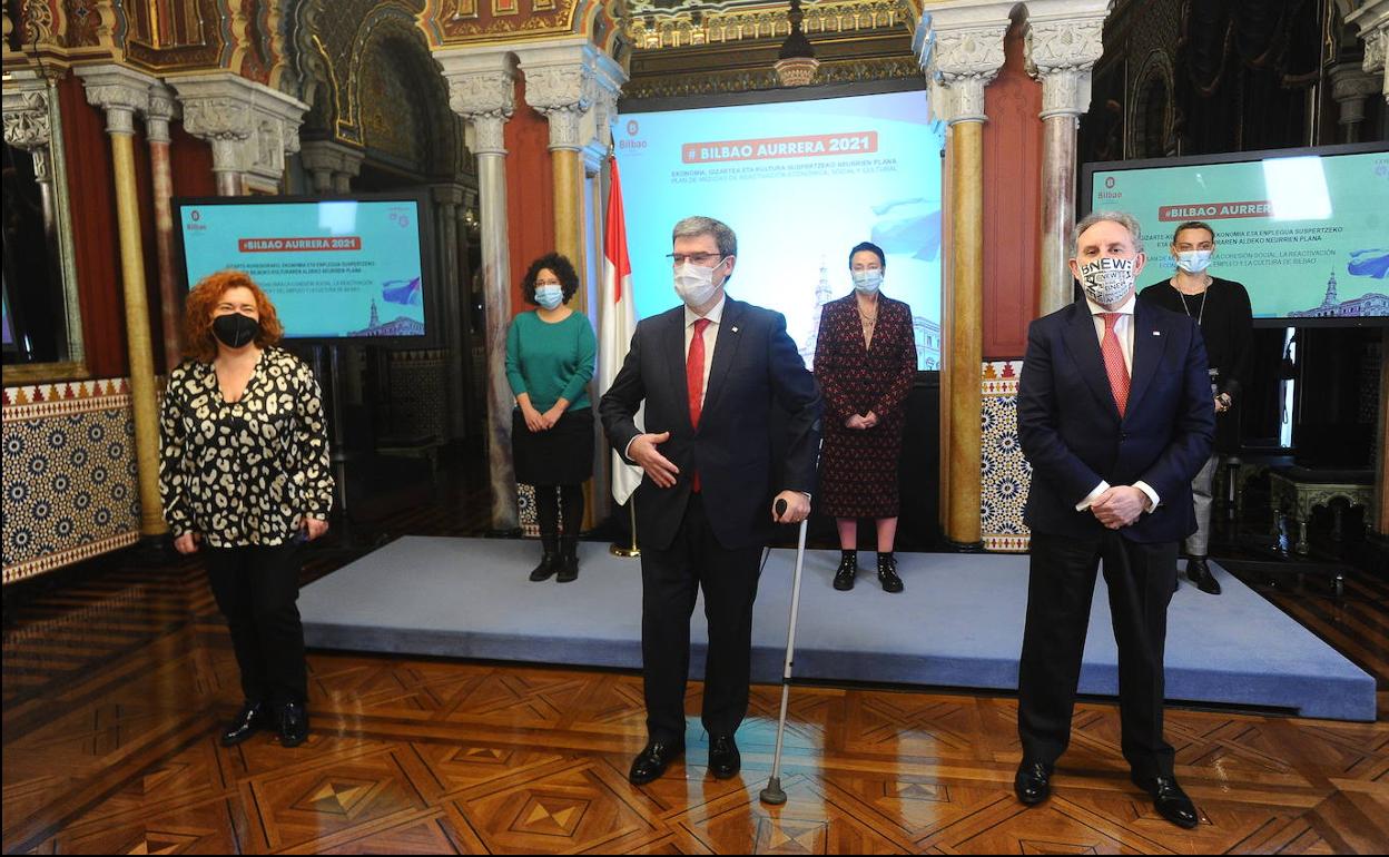 El alcalde y los portavoces de todos los partidos, en el Salón árabe, antes de la presentación del plan. 