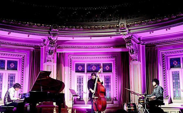 Mikel Azpiroz al piano, Lucho Neira al contrabajo y Karlos Arancegui a la batería. 