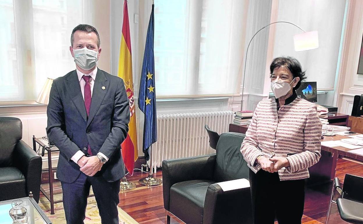 Jokin Bildarratz y la ministra Isabel Celaá antes de la reunión ayer en el Ministerio de Educación. 