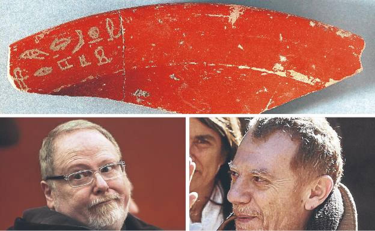 Uno de los grafitos falsos de Iruña Veleia. A izquierda, Eliseo Gil y, a la derecha, Rubén Cerdán.