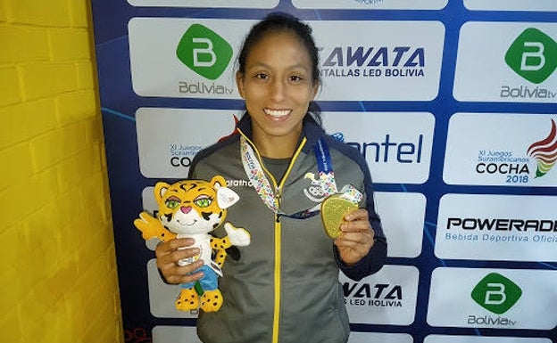 La ecuatoriana feliz con su medalla de oro en los Juegos Suramericanos en 2018. 