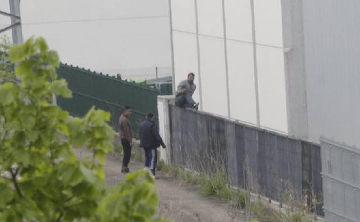 Tres ladrones acceden al interior de una nave industrial en Júndiz. 