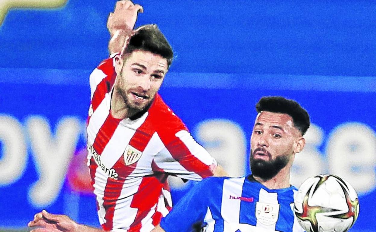 Yeray interviene en una acción del ataque del Alcoyano. 