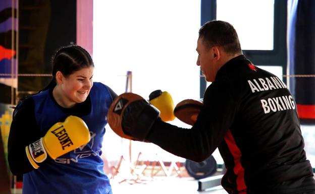 La boxeadora Elsidita Selaj junto a su entrenador.