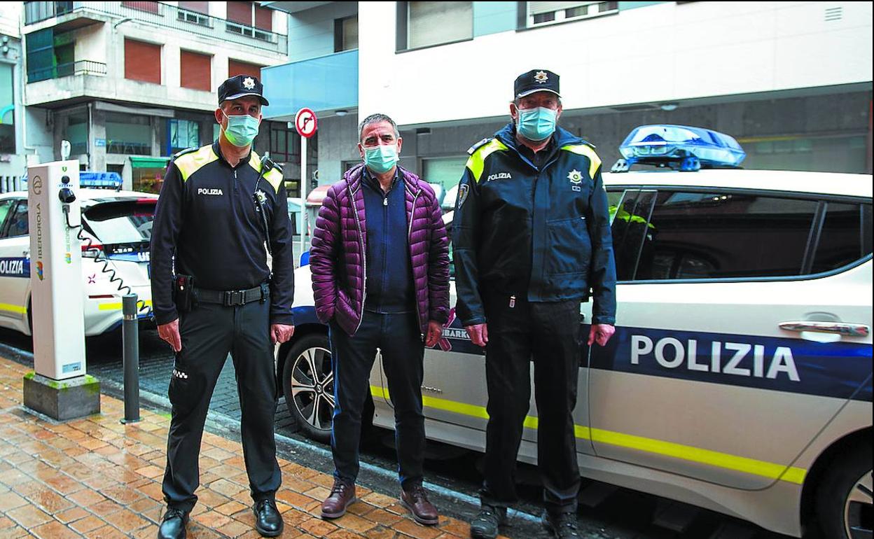 El alcalde, Miguel de los Toyos, y los jefes de la Policía Municipal Javier Ciaran y Guillermo Argente presentaron los vehículos eléctricos. 
