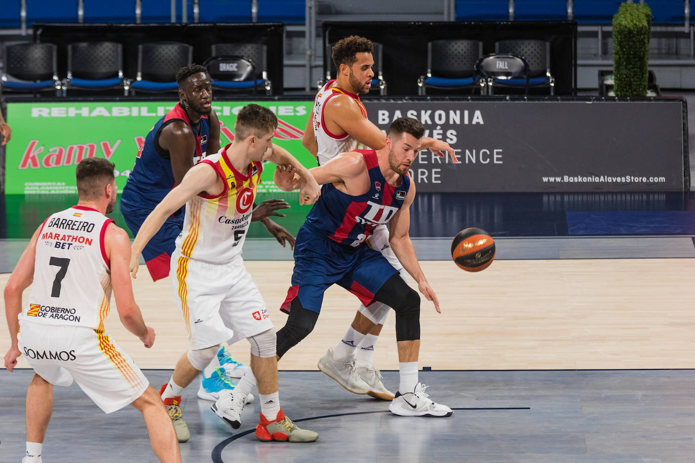 Fotos: Las mejores imágenes del TD Systems Baskonia - Casademont Zaragoza de la Liga Endesa 2021