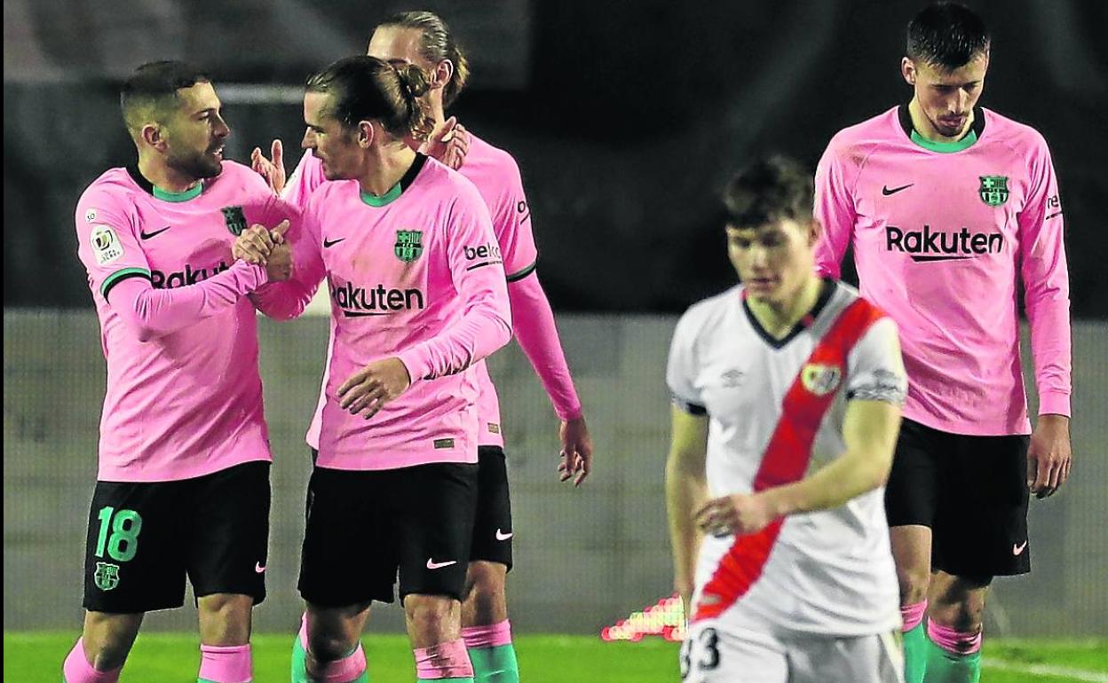 Griezmann y Alba se felicitan por uno de los goles en Copa ante el Rayo. 