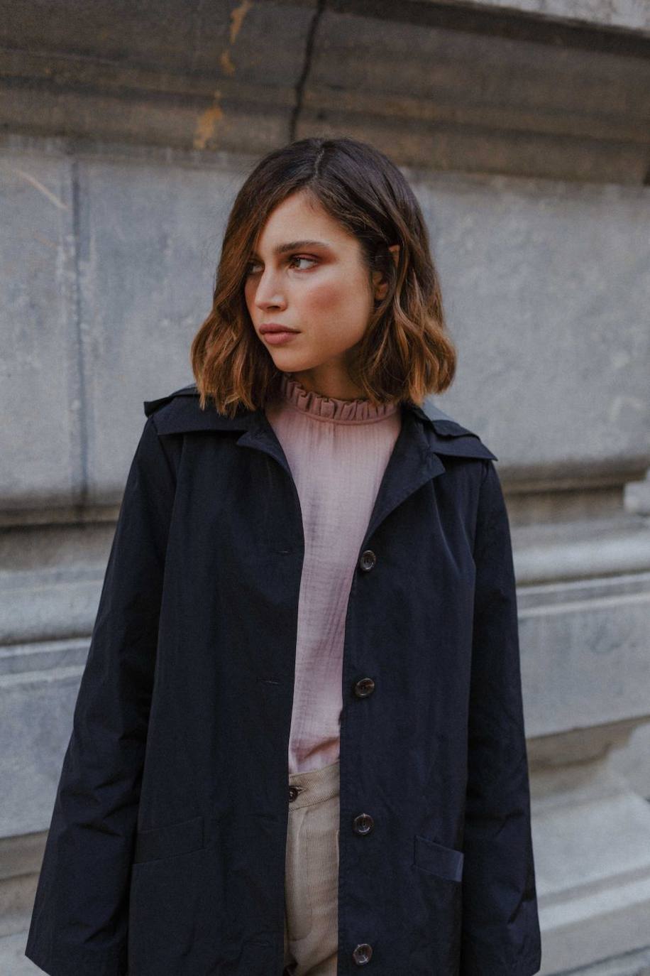 Gabardina azul marino impermeable, de la firma bilbaína Triana By C. Está disponible en su tienda de Rodríguez Arias número 39 por 119.50 euros. 