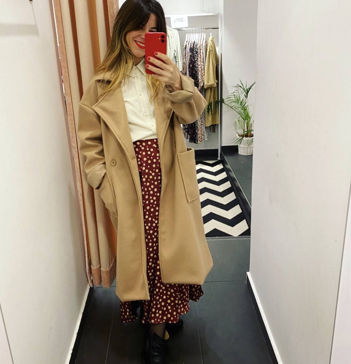 Abrigo camel de la tienda La Suite, ubicada en la calle Doctor Achúcarro número 1. Tiene un 30% de descuento.