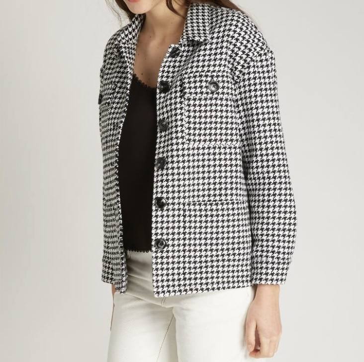 Chaquetón con estampado de pata de gallo, de la tienda Aparté́, ubicada en la calle Lotería número 2. La puedes encontrar por 89 euros.