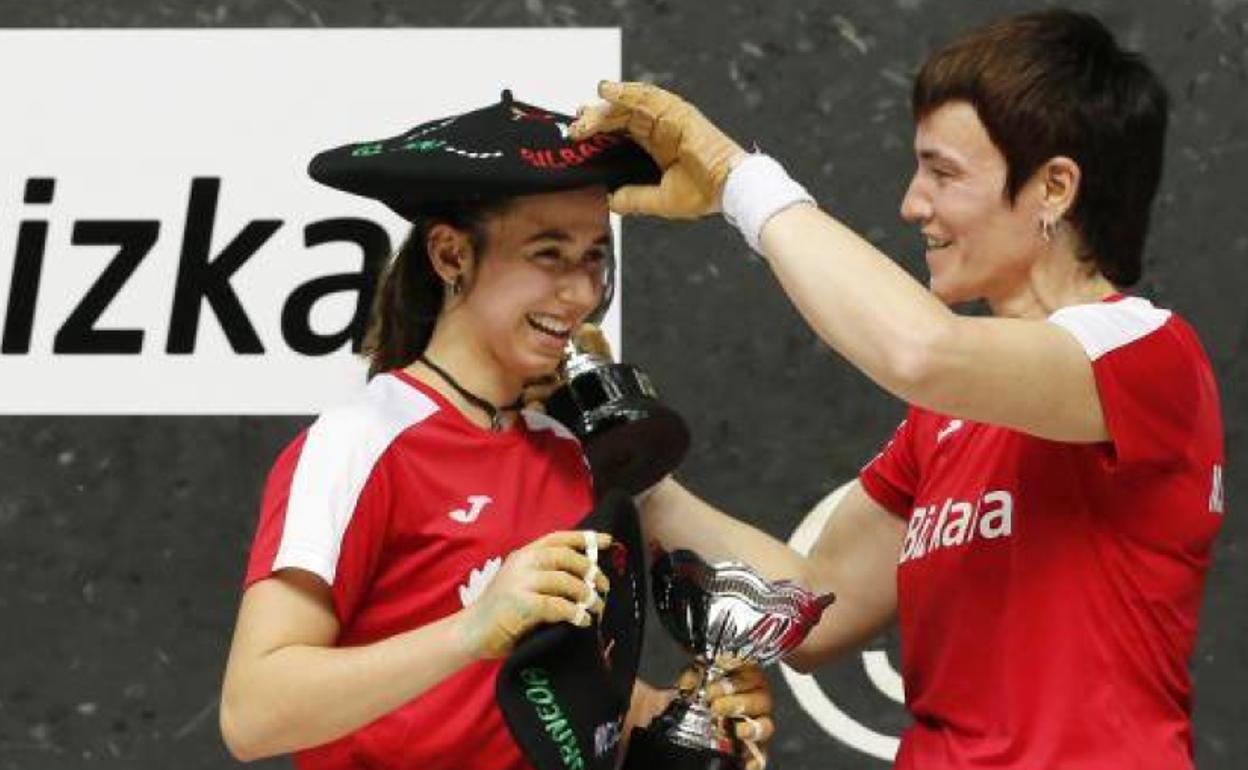 Leire Garai recibe la txapela tras la final del domingo. 