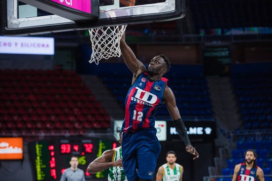 Ilimane Diop machaca el aro en el duelo liguero ante el Betis.