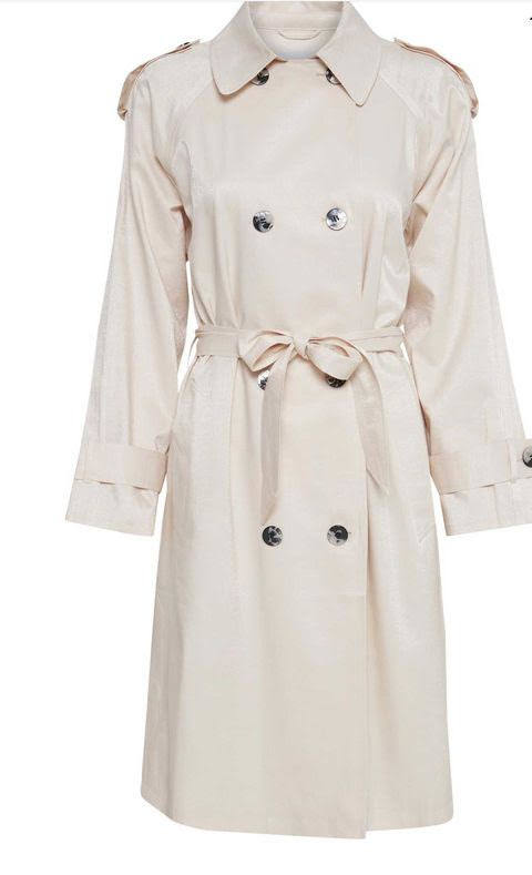 Gabardina en blanco crema de la tienda bilbaína Ambali, situada en la calle Maestro García Rivero número 6.