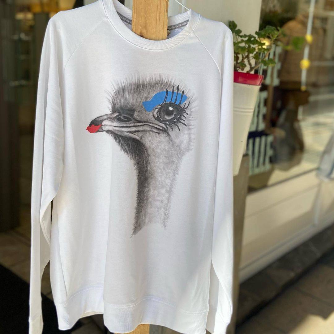 Sudadera con dibujo de la marca española Sweet Paripe, la puedes encontrar en la tienda A pie de calle.