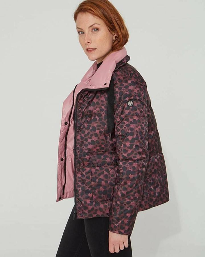 Parka estampada con 'animal print' en tonos rosas, una prenda diferente que puedes encontrar en Mara Mujer.