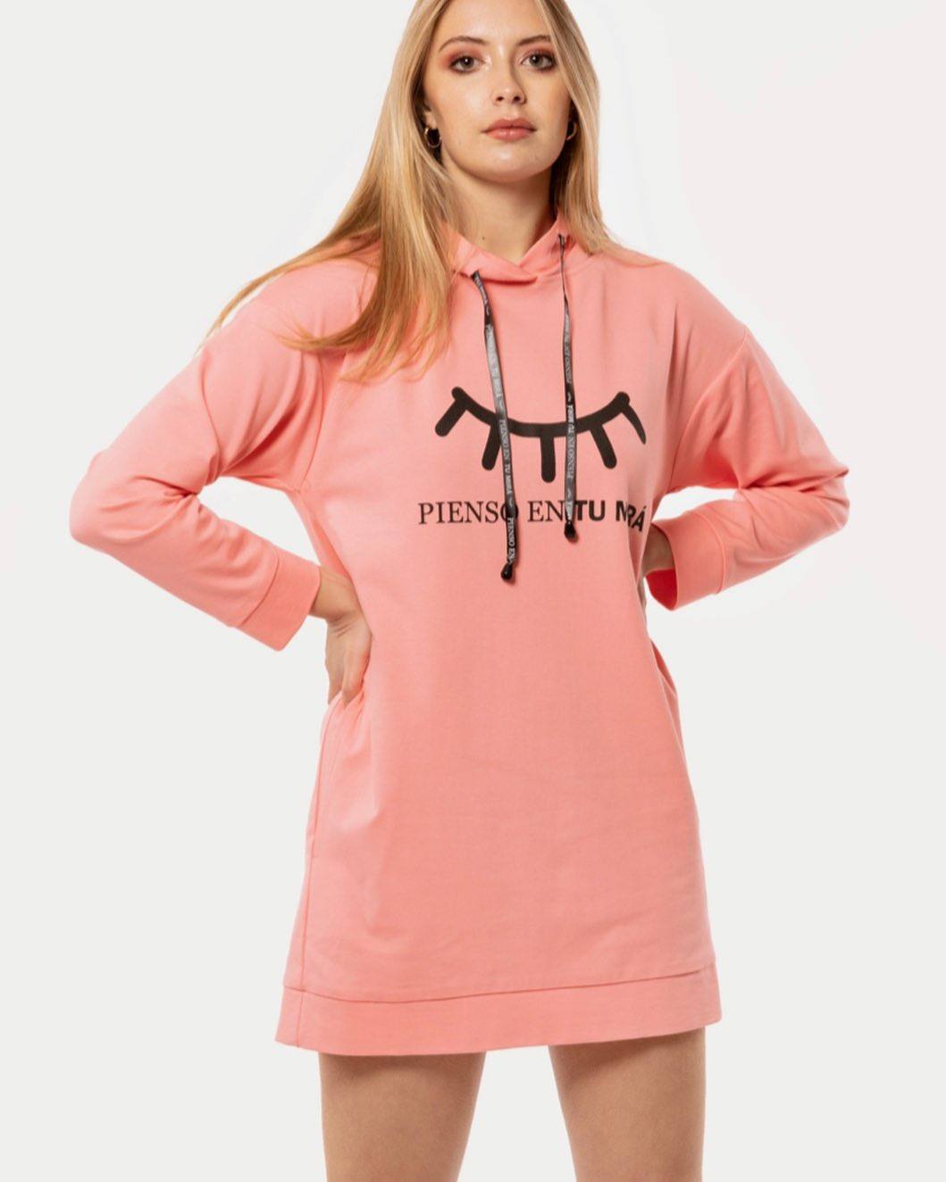 Sudadera larga con la frase 'Pienso en tu mirá'. Es de la firma española Cayro Woman y la puedes encontrar en la tienda Violeta Marengo.