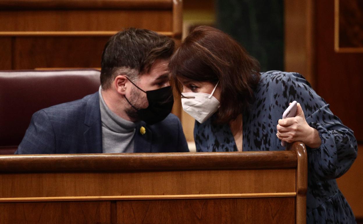 La socialista Adriana Lastra y Gabriel Rufián, de ERC
