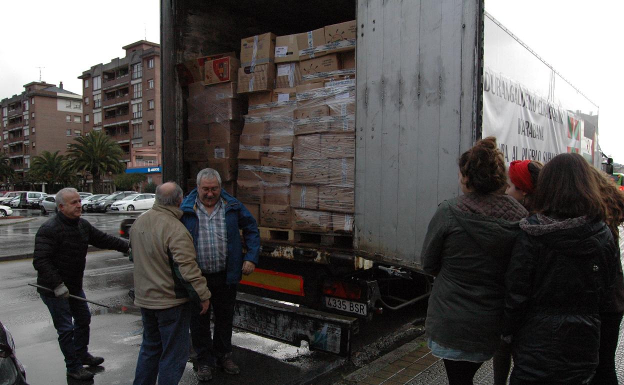 Desde hace dos décadas la asociación de vecinos Herria y Río de Oro organizan la recogida y envío de alimento para los campos saharauis de refugiados en Tinduf. 