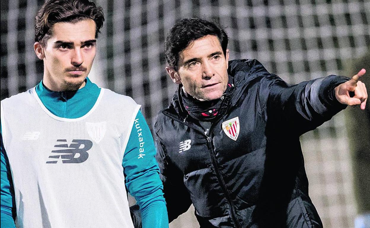 Marcelino García Toral da instrucciones a Córdoba en un entrenamiento. 