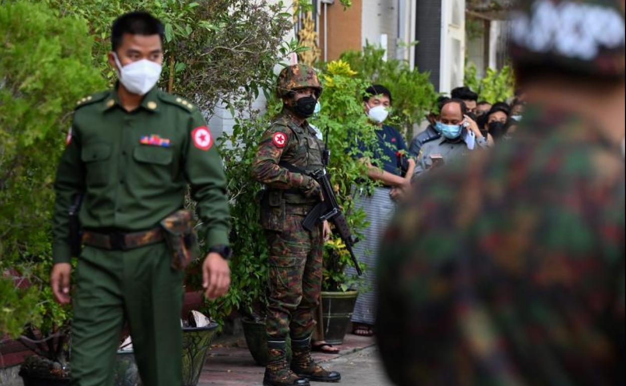 Militares se reunieron este martes en un templo en la ciudad de Yangon.