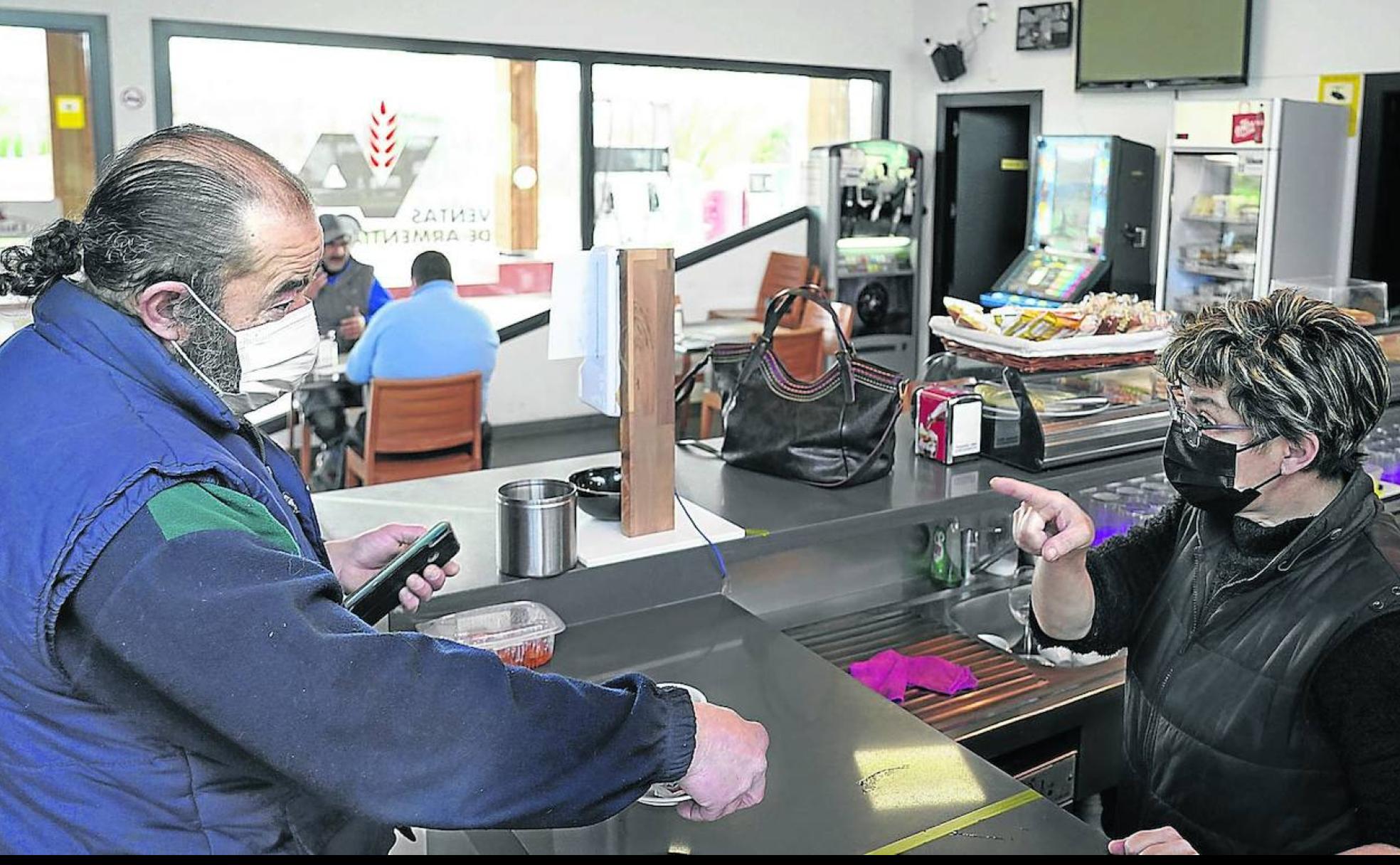 Susana atiende a Víctor, transportista, en la gasolinera de Ventas de Armentia. 