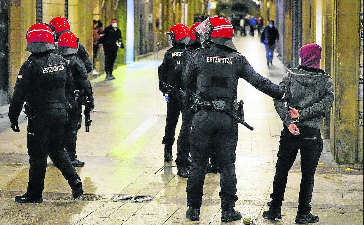 La Parte Vieja de San Sebastián se ha convertido en zona habitual de disturbios callejeros en las últimas semanas. 