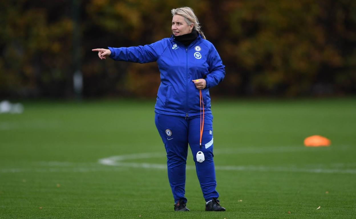 La entrenadora Emma Hayes dirigiendo una sesión con sus jugadoras. 