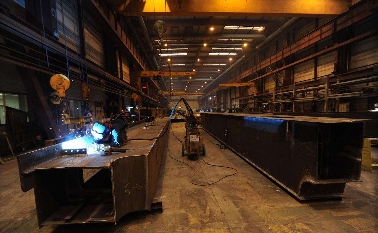 La planta de URSSA fabrica estructuras metálicas para la construcción o sectores industriales.