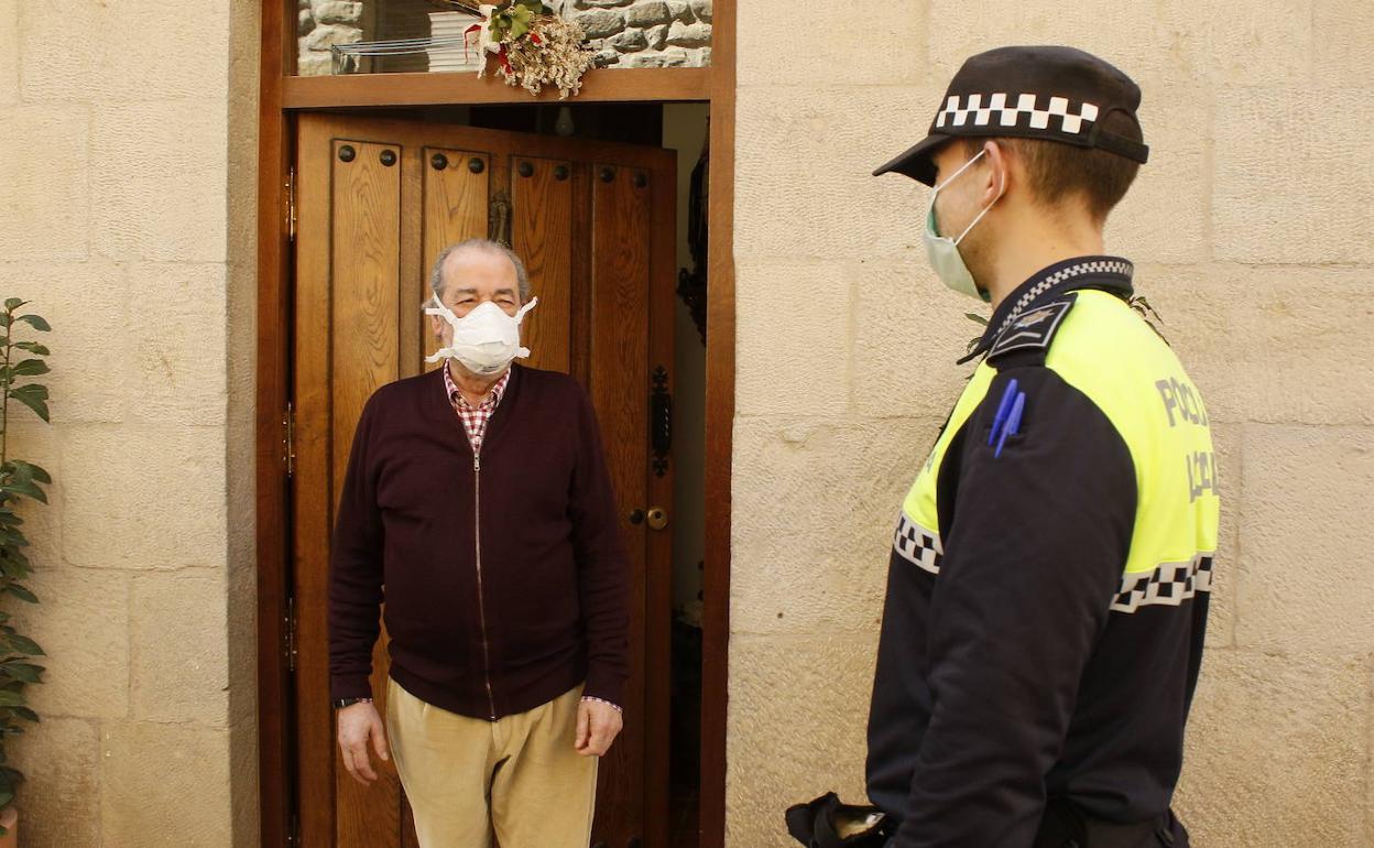 El alcalde de Laguardia, en una imagen tomada en abril, durante la desescalada.