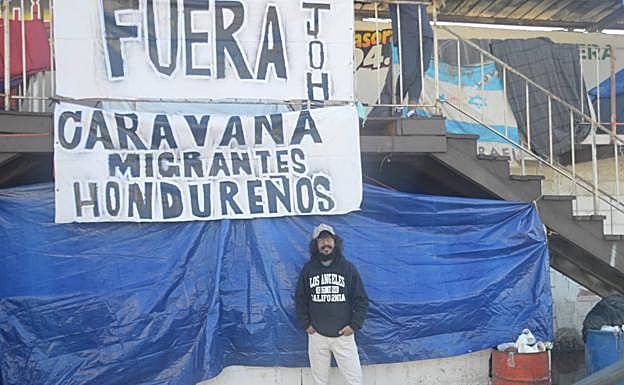 El periodista alavés, junro a unas pancartas.