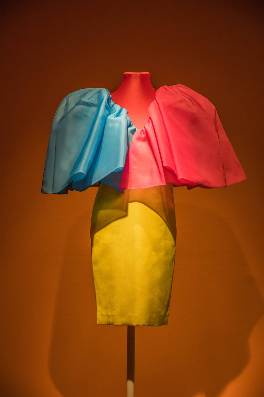 En una de sus últimas líneas de vestidos se refleja la influencia de creadores como Cristóbal Balenciaga. 