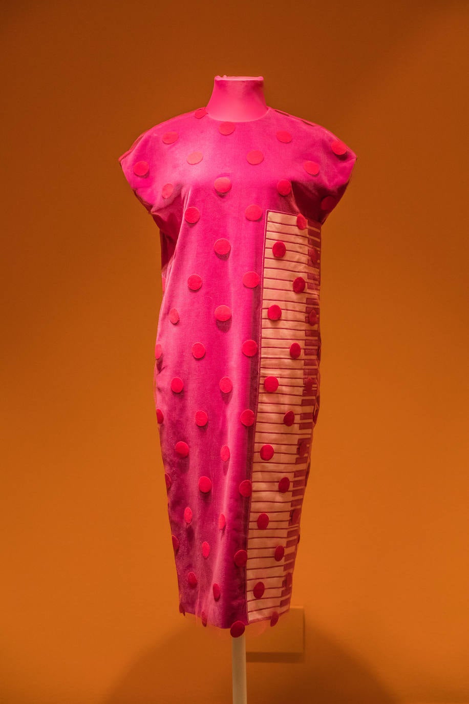 En 1994 empezo a desarrollar vestidos en los que se repetían las teclas de un piano. 