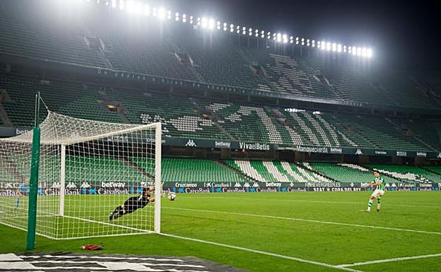 Unai Simón para dos penaltis y se convierte en el héroe del Athletic en el Benito Villamarín
