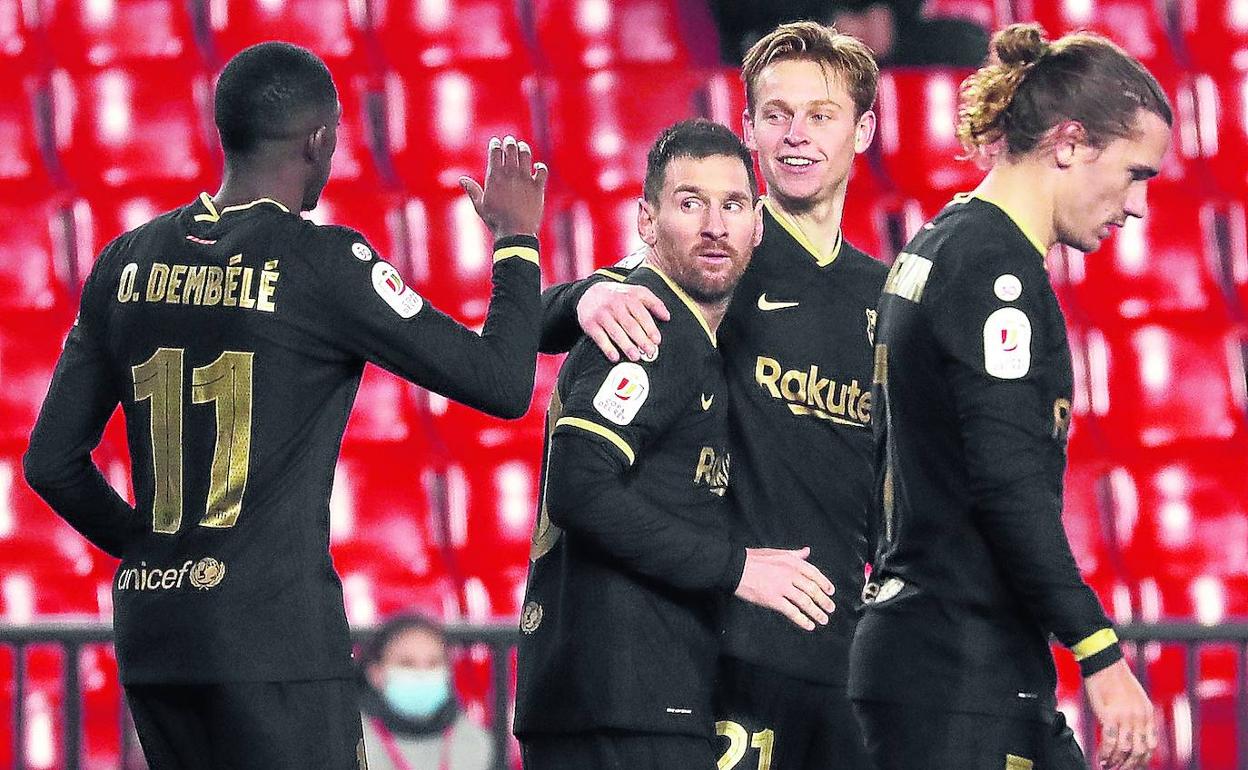 Jugadores del Barcelona celebran el gol de De Jong ante el Granada, el cuarto de los culés, que supuso el despegue y la clasificación. 