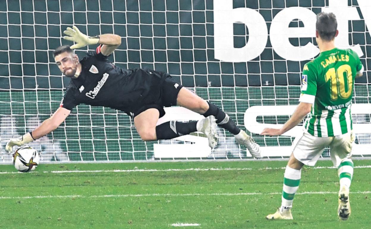 Unai Simón para dos penaltis y se convierte en el héroe del Athletic en el Benito Villamarín