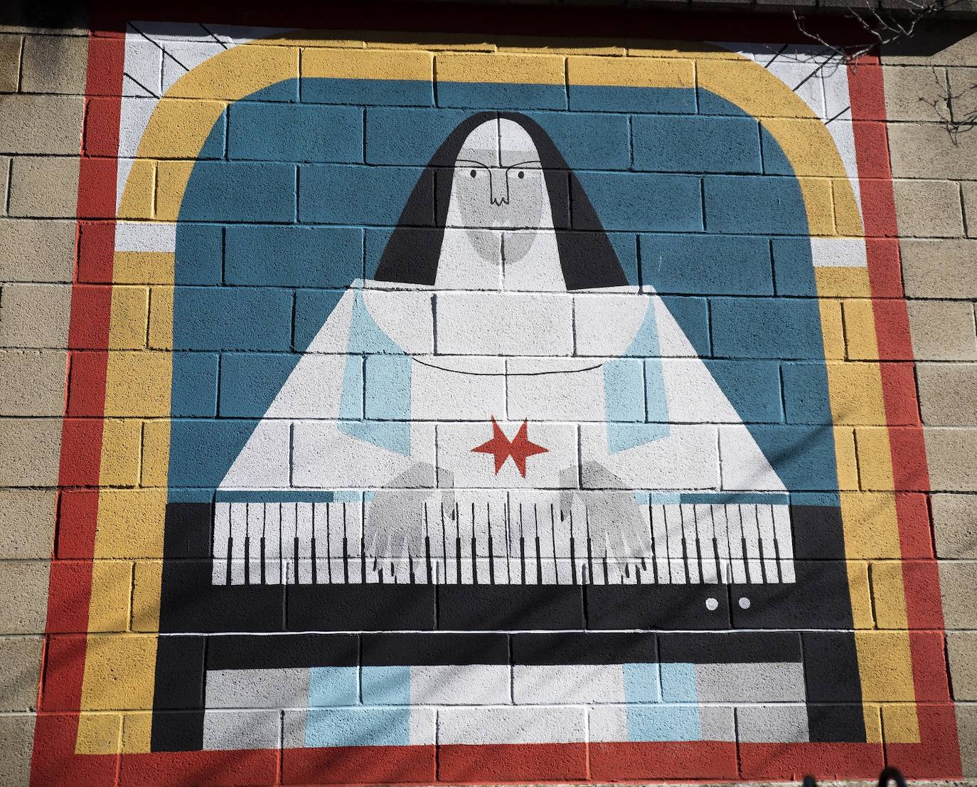 Fotos: El nuevo mural de la tapi del Convento de la Inmaculada del barrio bilbaíno de Zabala