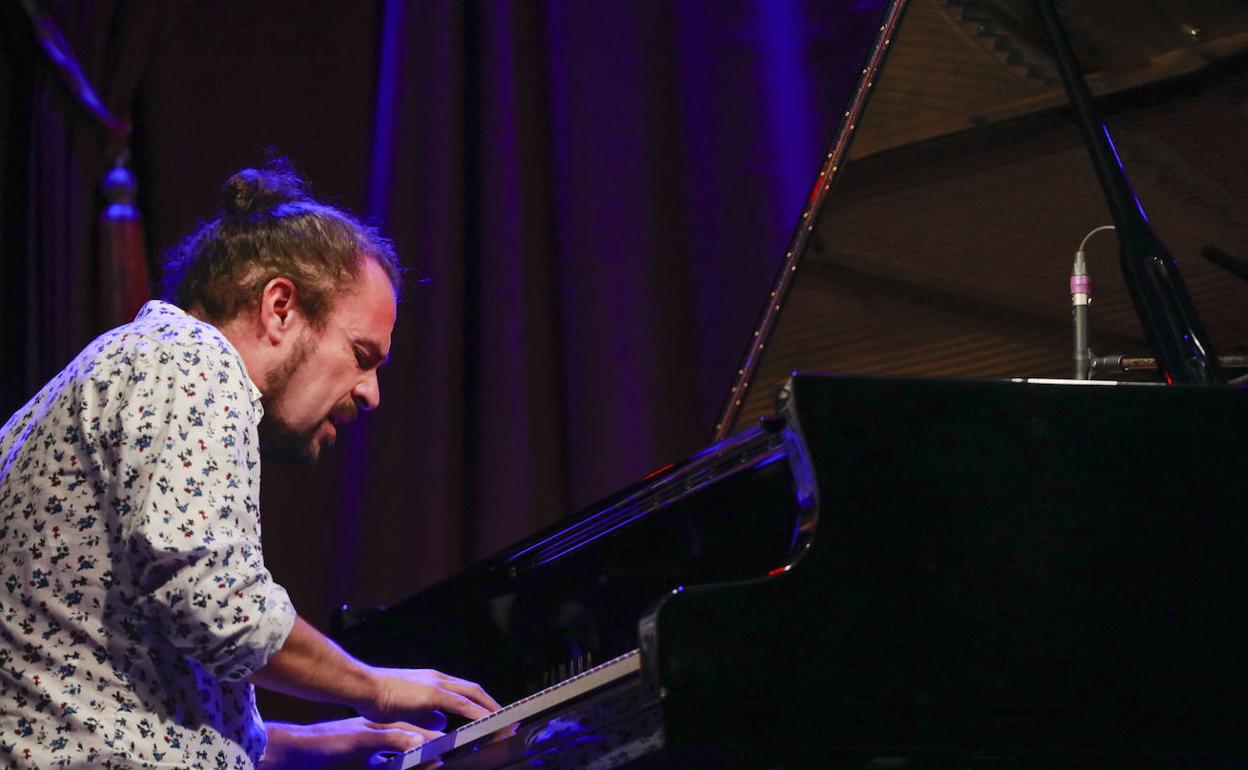 El pianista Abe Rábade, durante su actuación en el Festival de Jazz de Vitoria de 2020.