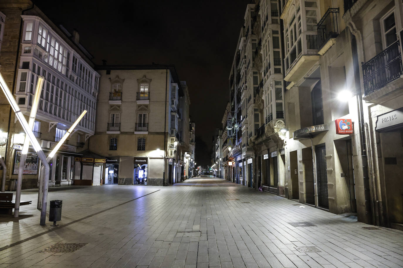 Las calles de Vitoria quedan desiertas a partir de las diez de la noche.