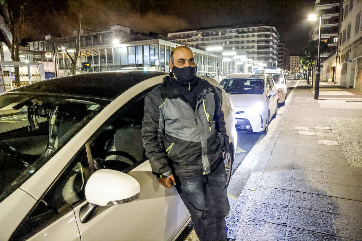 Javi Sobrino, taxista, en la parada junto a la plaza de los Desamparados. Espera para hacer su última carrera antes de irse a casa.