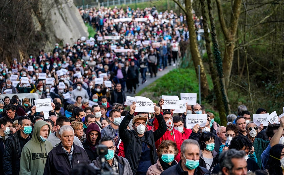 Diez días después del derrumbe, tuvo lugar la primera gran manifestación por lo ocurrido. Tres columnas humanas, que partieron desde Ermua, Eibar y Elgeta, se encontraron en el barrio de Eitzaga, donde se ubica el vertedero. 