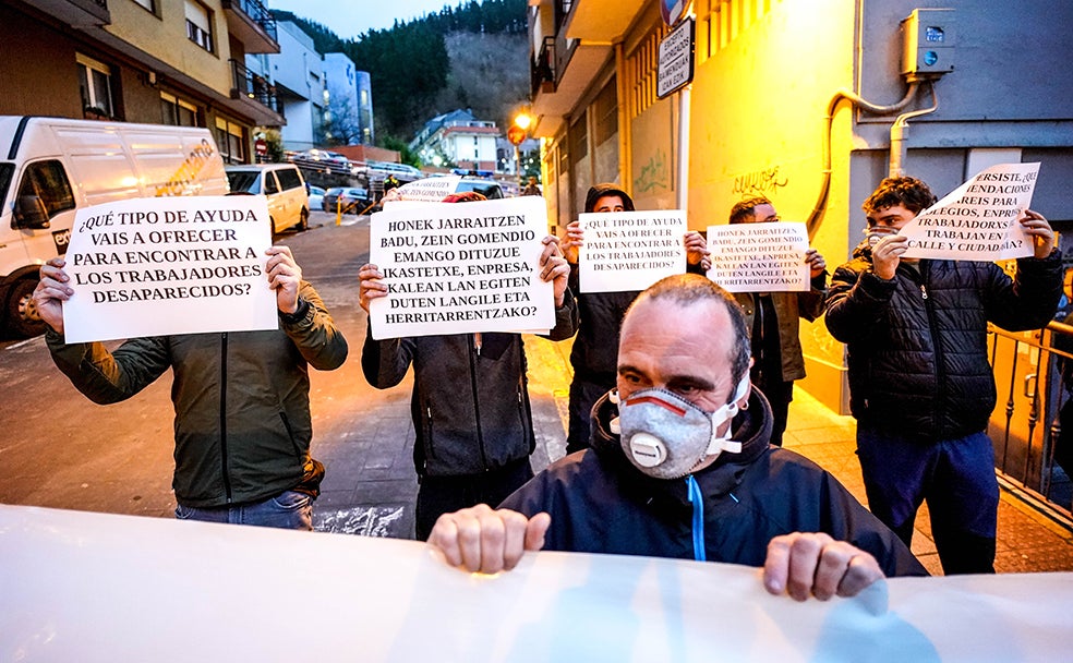 El pasado verano se detuvo a tres responsables del vertedero de Zaldibar. Muchos vecinos se alegraron, sobre todo porque consideran que durante algunos meses, la búsqueda de Joaquín y Alberto quedó eclipsada y en un segundo plano por la investigación judicial y la polémica. Durante todos estos meses, se han repetido actos de apoyo a ambas familias.