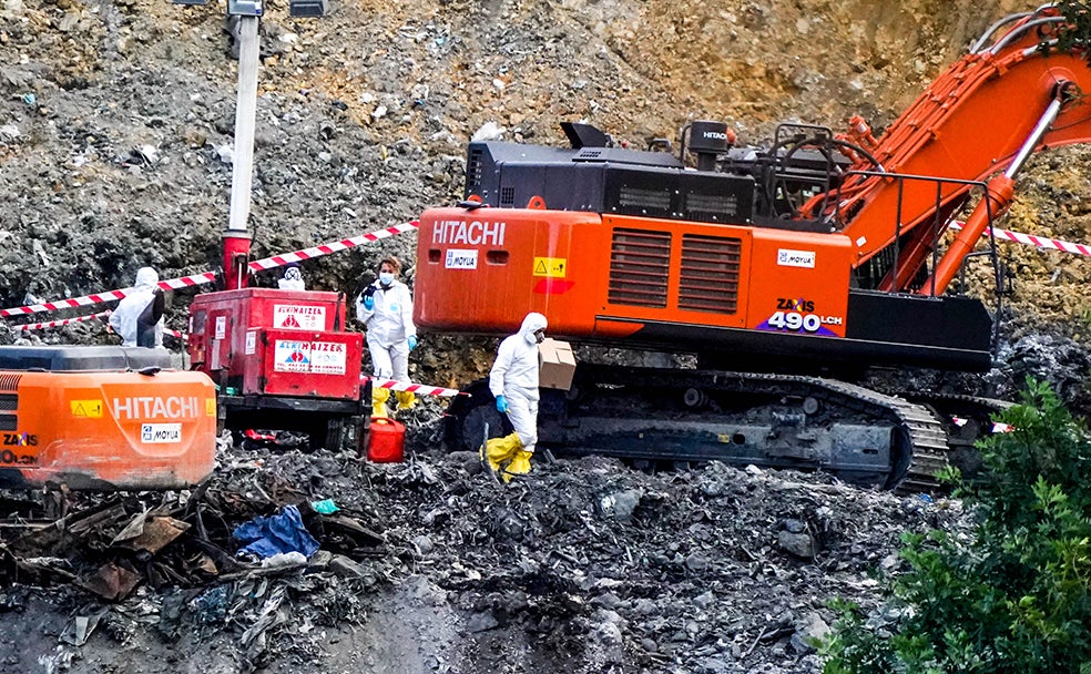 Las máquinas ya solo buscan los restos de Joaquín Beltrán. Él trabajaba en el vertedero y el día de la tragedia le acompañaba su sobrino. Al parecer, oyó un chasquido que le puso sobre aviso de lo que iba a ocurrir y le dio tiempo de avisarle, que pudo ponerse a salvo. Intentó hacer lo mismo con Alberto, pero la tierra les engulló a los dos.