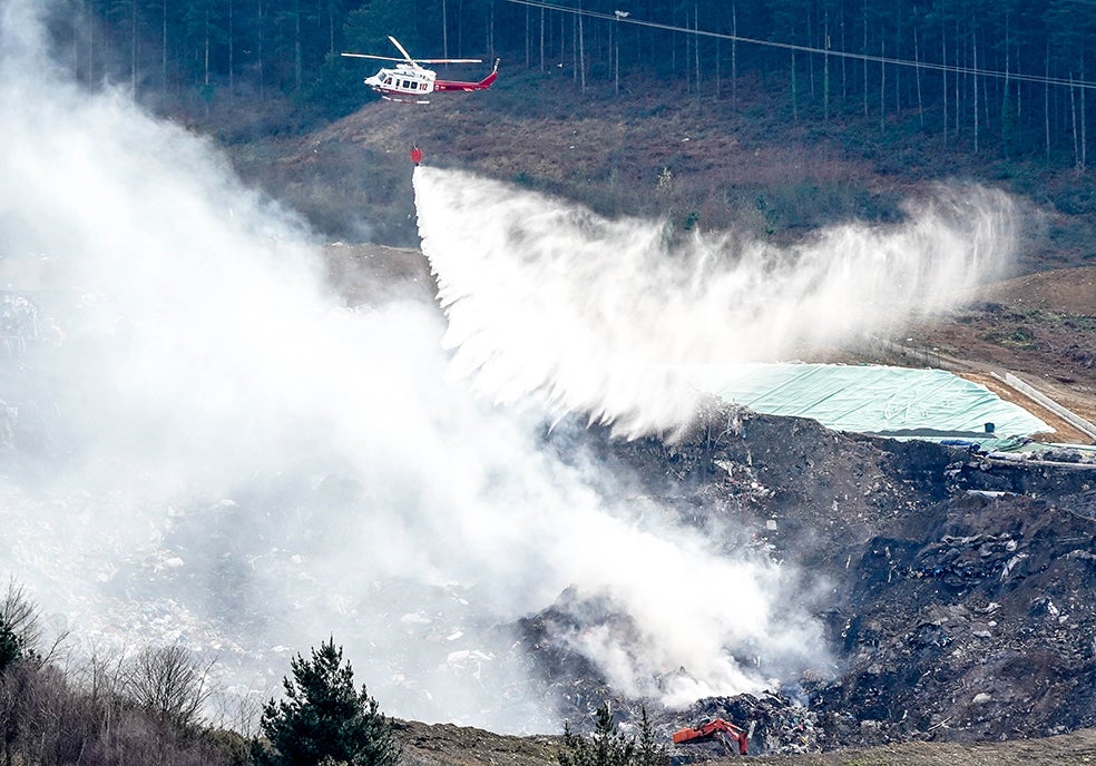 Los servicios de extinción de incendios se emplearon a fondo para tratar de apagar los fuegos. Durante esas jornadas, el Gobierno vasco recomendó a los vecinos de Eibar y Ermua, unos 50.000, que no abrieran las ventanas, evitaran hacer ejercicio al aire libre y se protegieran. 