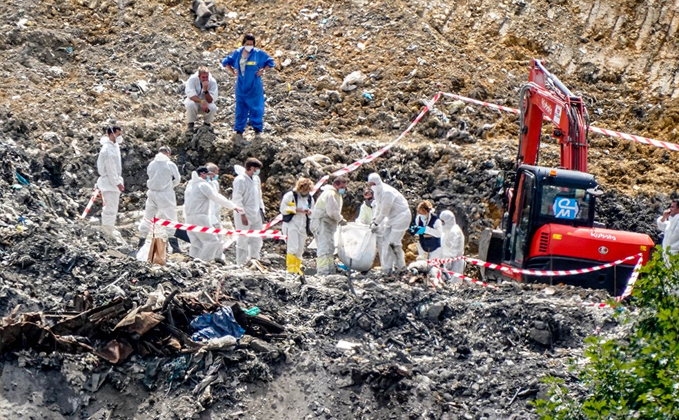 Luego, también se encontraron algunos huesos que fueron enviados a los forenses para que pudieran determinar a quién de los dos trabajadores desaparecidos pertenecían.