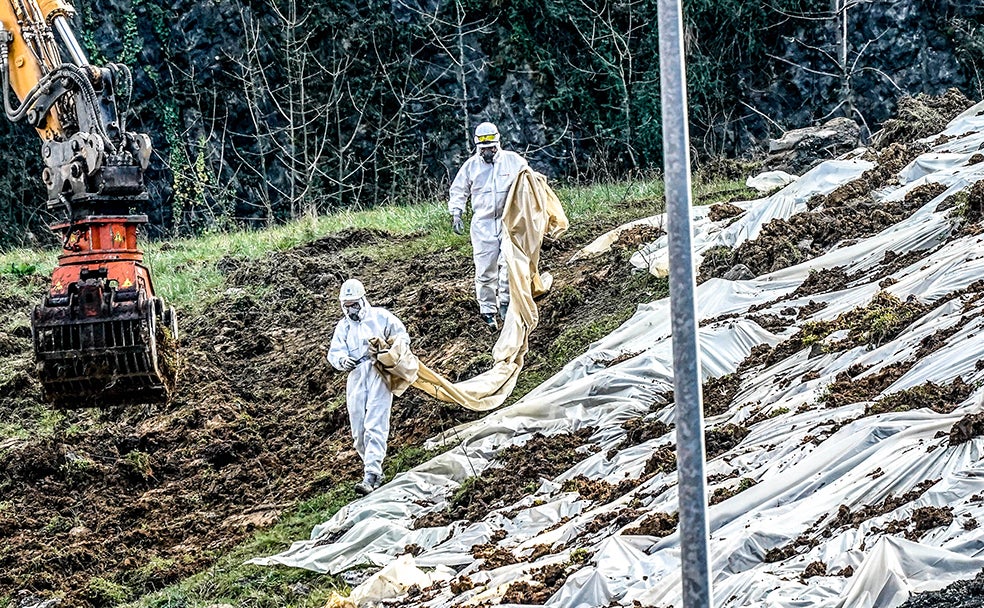 Protección. Los equipos de búsqueda trabajan con trajes especiales y mascarillas por la contaminación del terreno.