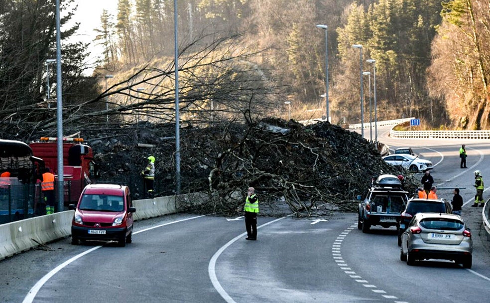 Atasco kilométrico. El desplome del vertedero colapsó los cuatro carriles de la AP-8 y afectó a la N-634, dos de las carreteras más transitadas de Euskadi. Fue un milagro que no sepultase ningún coche, pero miles de conductores se vieron afectados.