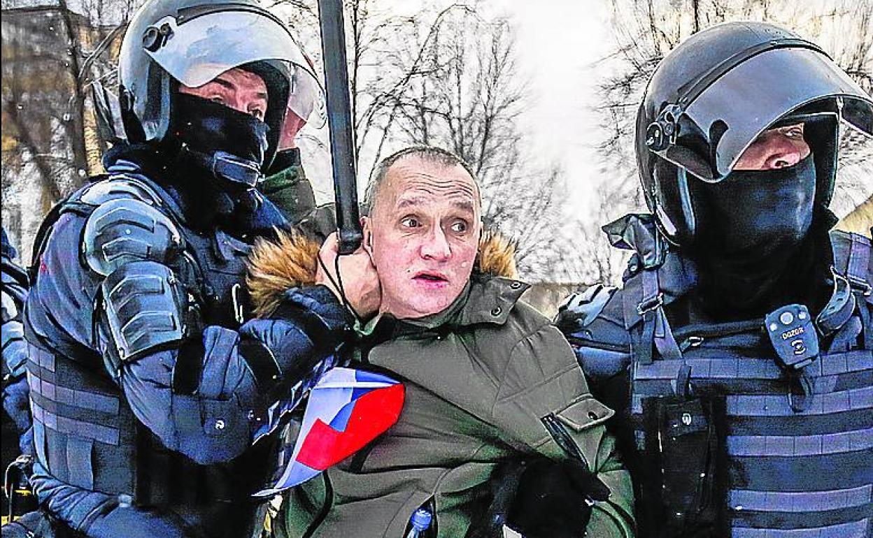 La Policía detiene a un simpatizante de Navalni en San Petesburgo. 
