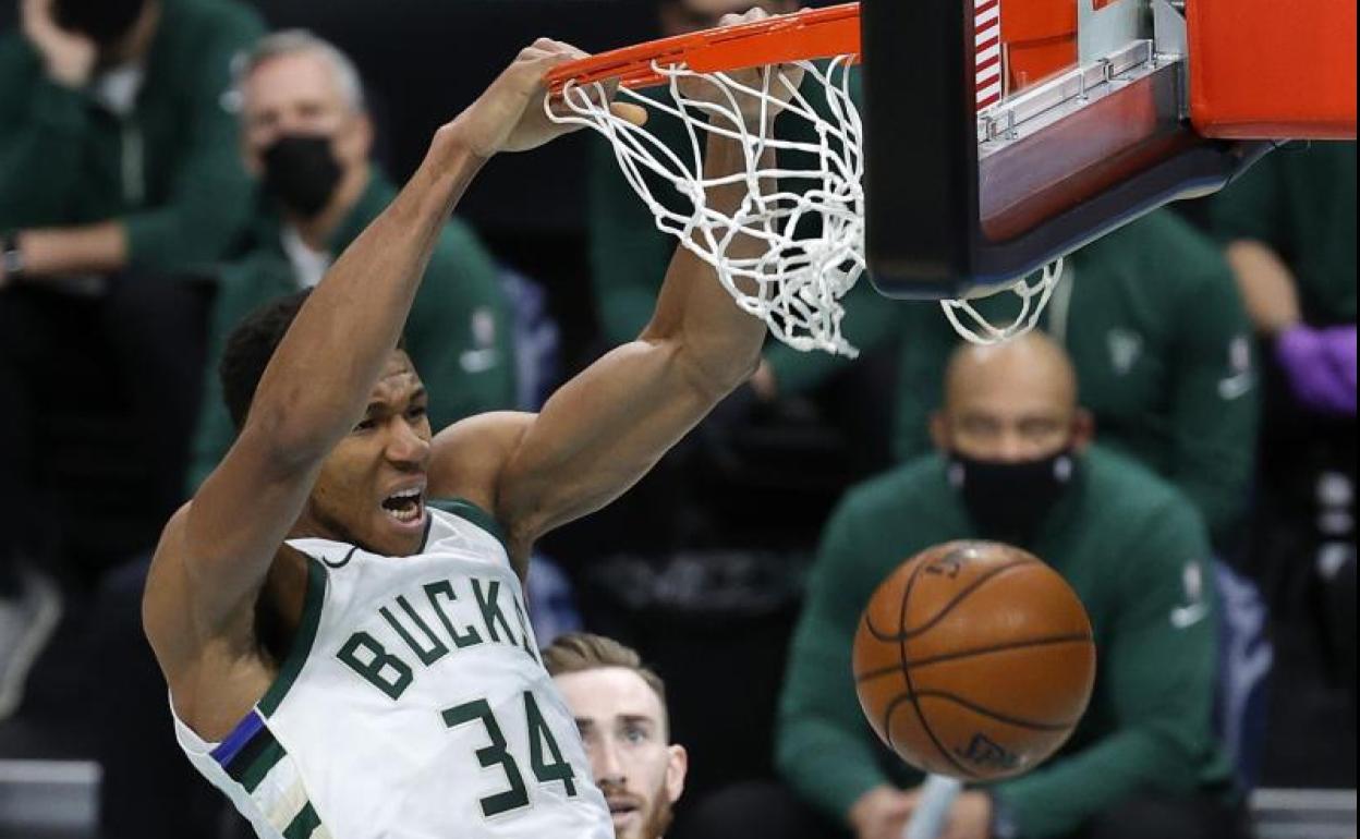 Giannis Antetokounmpo, estrella de los Milwaukee Bucks, machaca el aro. 