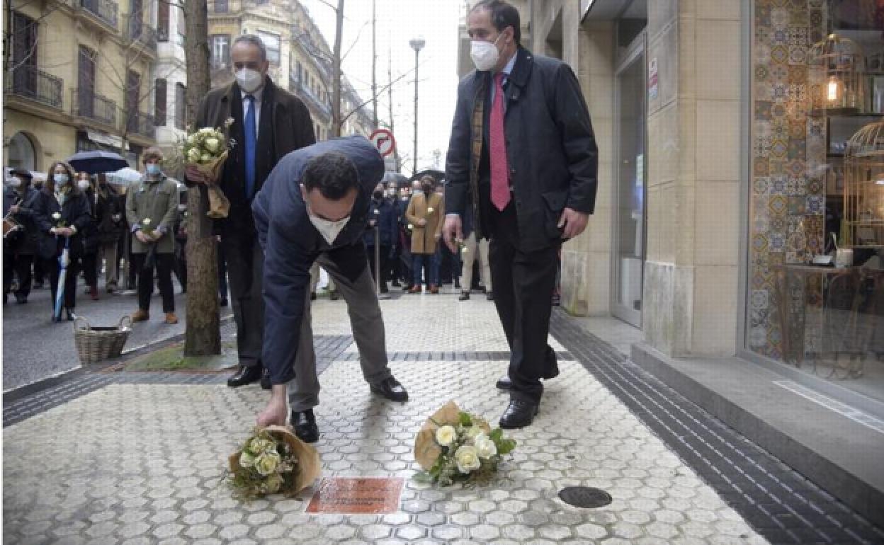 Fernando, Rubén y José Mari Múgica, durante la ofrenda floral en la placa en memoria de su padre en la calle San Martín de San Sebastián.