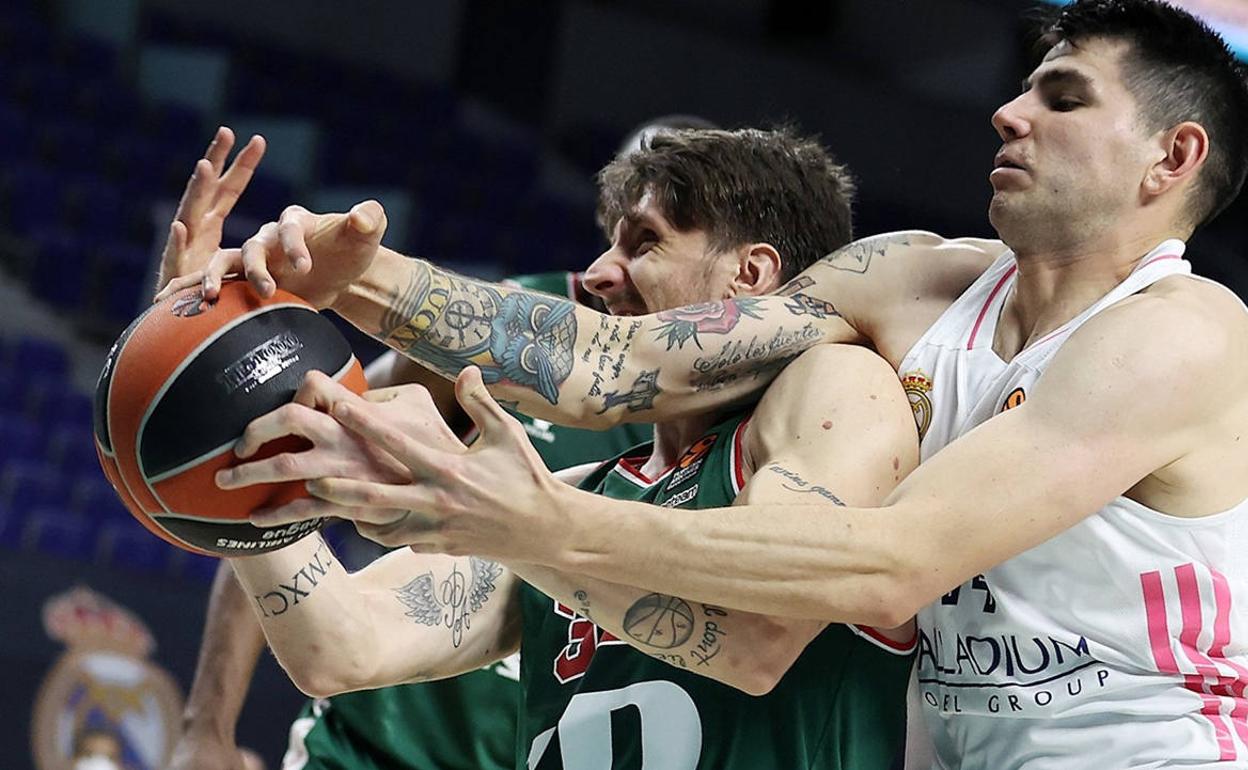 Polonara trata de hacerse con un balón durante el Real Madrid - Baskonia de este viernes. 